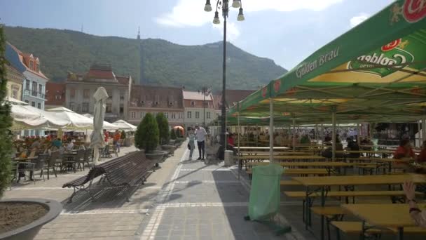 Menschen Auf Dem Ratsplatz Brasov — Stockvideo