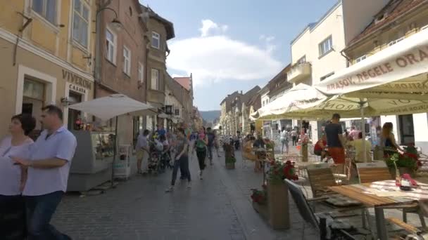 Emberek Esznek Egy Szabadtéri Étteremben — Stock videók