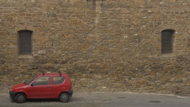 Červené Auto Zaparkované Před Kamennou Zdí — Stock video