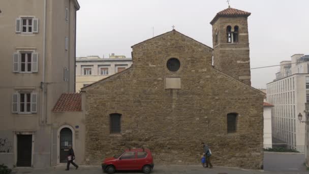 Bilparkering Nära San Silvestro Kyrka Trieste — Stockvideo