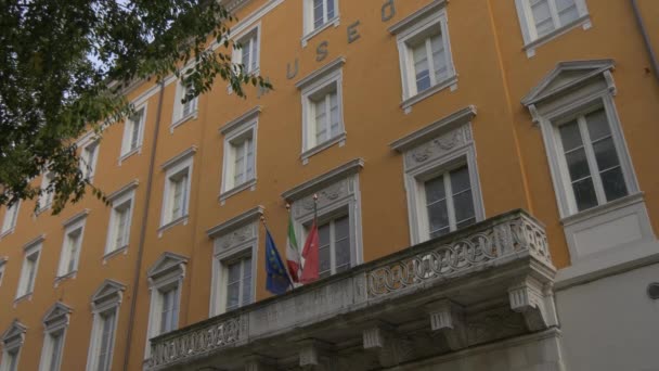 Drapeaux Agitant Sur Biblioteca Civica Trieste — Video