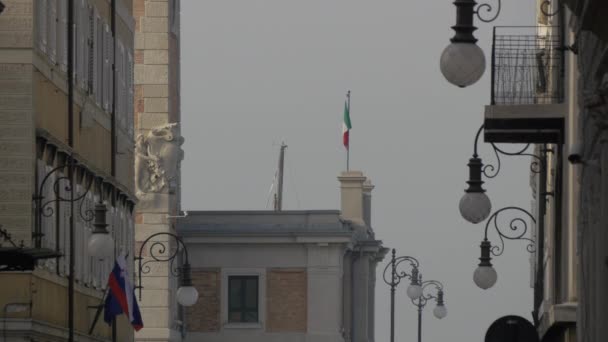 Italská Vlajka Vlnící Střeše — Stock video