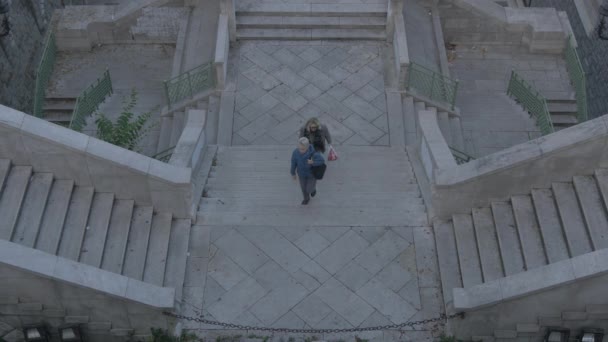 Женщины Поднимающиеся Лестнице Скала Дей Гиганти — стоковое видео