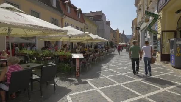 Paar Lopen Republicii Straat — Stockvideo