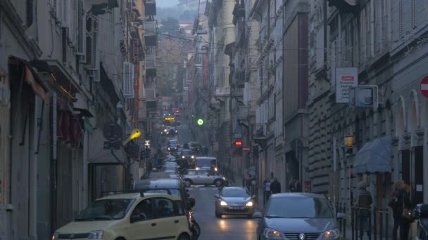 Tráfico Una Calle Estrecha Trieste — Vídeos de Stock