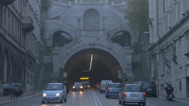 Tunneleinfahrt Scala Dei Giganti Triest — Stockvideo