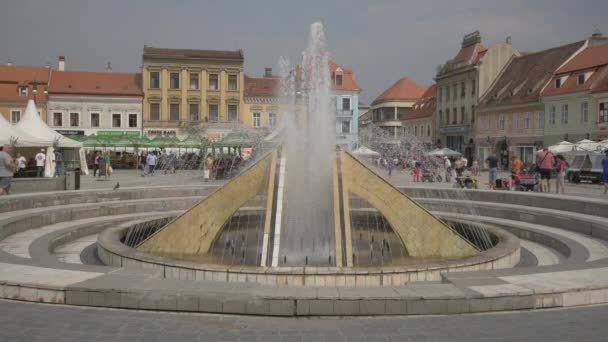 Fuente Plaza Del Concilio Brasov — Vídeo de stock