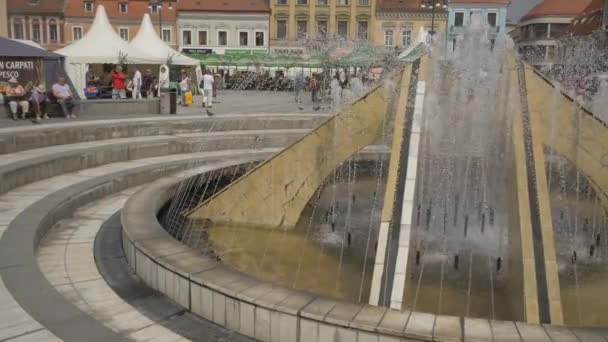 Council Square Çeşmesinden Sağa Dön Brasov — Stok video