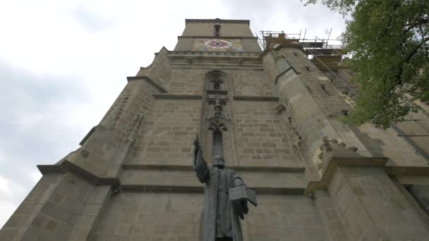 Schwarzer Kirchturm Und Johannes Honterus Statue — Stockvideo