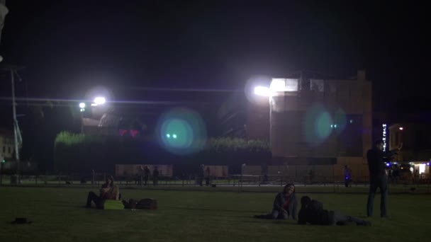 Turisti Rilassanti Vicino Alla Torre Pendente Pisa — Video Stock