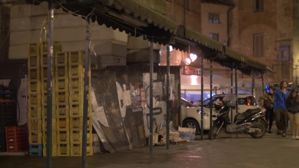 Jongeren Die Nachts Straat Lopen — Stockvideo