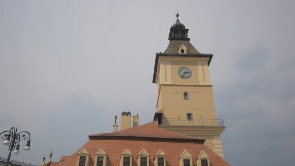 Klokkentoren Bij Het Oude Stadhuis Brasov — Stockvideo