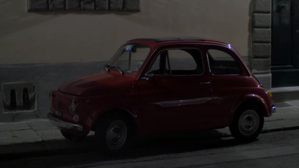 Vecchia Fiat 500 Parcheggiata Sulla Strada — Video Stock