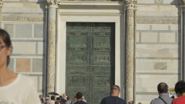 Входная Дверь Пизанской Католической Церкви — стоковое видео