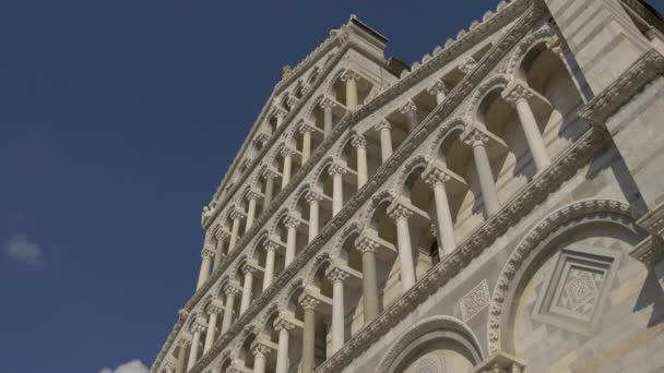 Niedriger Winkel Der Fassade Der Kathedrale Von Pisa — Stockvideo