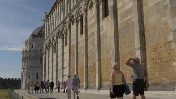 Τουρίστες Που Περπατούν Κατά Μήκος Του Καθεδρικού Ναού Της Πίζας — Αρχείο Βίντεο