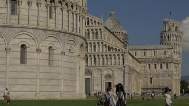 Turister Besöker Sevärdheterna Piazza Dei Miracoli — Stockvideo