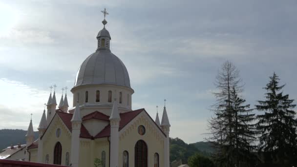 Cúpula Torres Igreja Saint Paraskeva — Vídeo de Stock