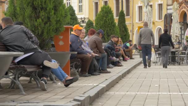 Relaxing Council Square Brasov — Stock Video