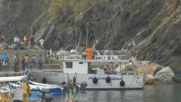 Turistas Botes Anclados Orilla — Vídeos de Stock