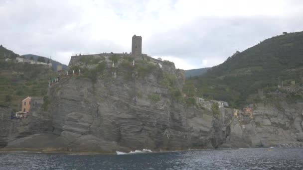 灰地悬崖上的城堡塔 — 图库视频影像