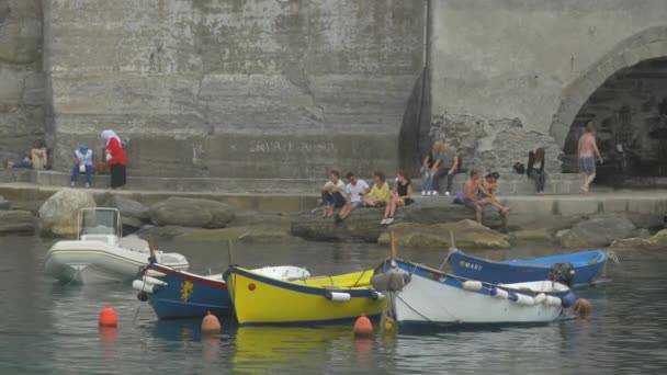 Turister Och Förankrade Båtar Vid Havet — Stockvideo