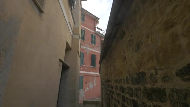 Narrow Street Old Buildings — Stock Video