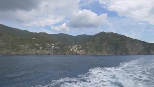 Das Dorf Riomaggiore Vom Meer Aus Gesehen — Stockvideo