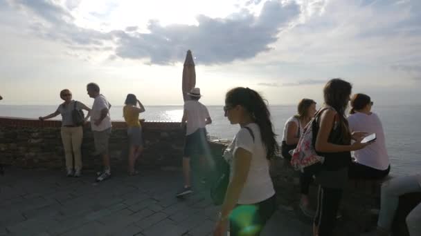 Turister Vid Havet Riomaggiore — Stockvideo