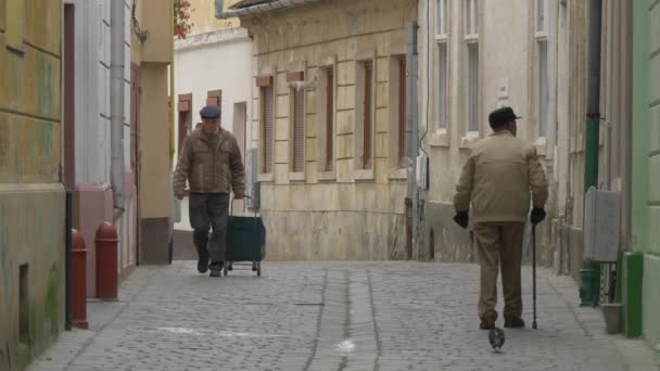 Öregemberek Sétálnak Egy Szűk Utcán — Stock videók