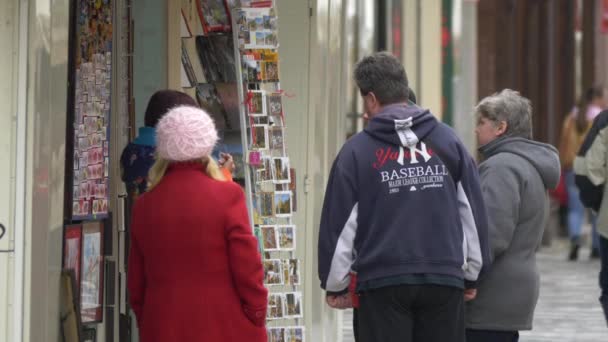 People Talking Front Souvenir Shop — Stock Video