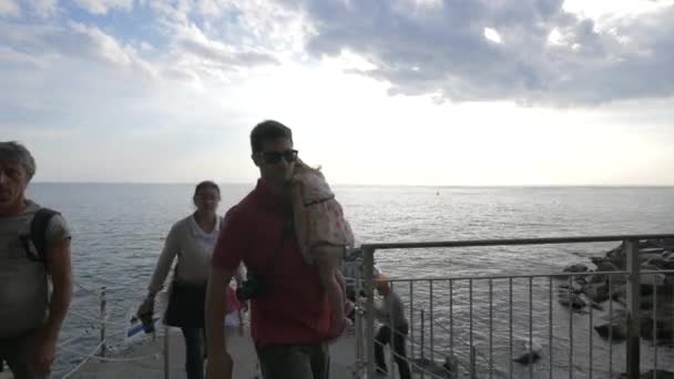 离开Cinque Terre Vernazza海岸的船 — 图库视频影像