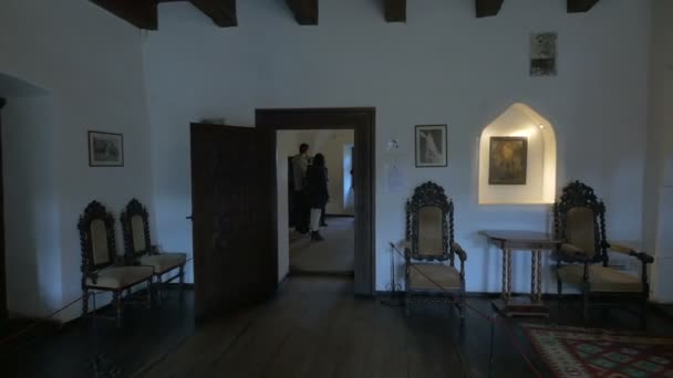 Toeristen Naast Een Open Deur Bij Bran Castle — Stockvideo