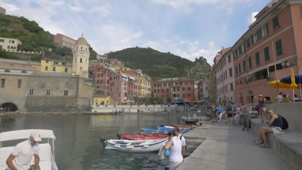 Τουρίστες Στην Προκυμαία Του Cinque Terre — Αρχείο Βίντεο