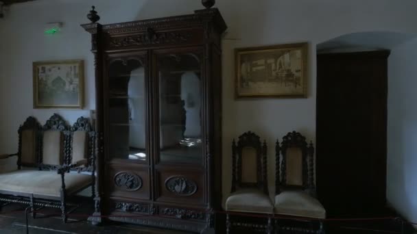 Altes Kabinett Und Stühle Schloss Bran — Stockvideo