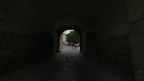 Caminando Bajo Puerta Entrada Vysehrad — Vídeos de Stock