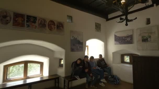 Turistas Descansando Dentro Una Habitación Castillo Bran — Vídeo de stock