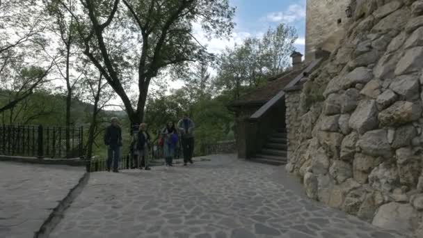 Groep Toeristen Bezoek Bij Bran Castle — Stockvideo