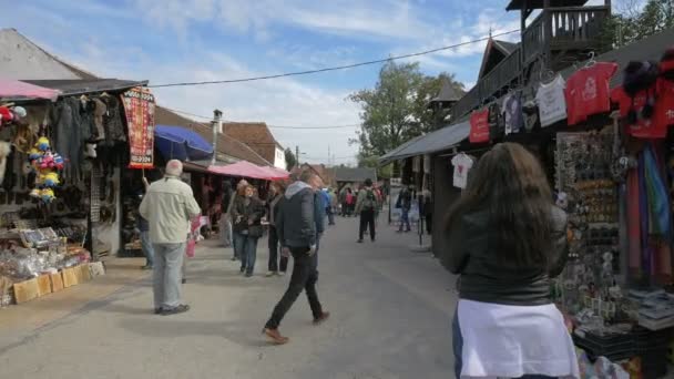 Toeristen Wandelen Langs Souvenirwinkels — Stockvideo