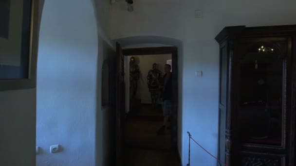 Bezoek Aan Wapenkamer Van Bran Castle — Stockvideo