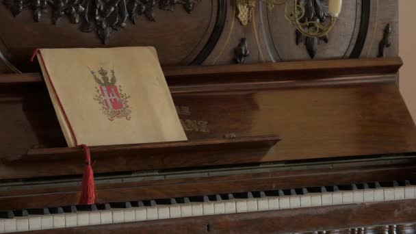 クイーンのピアノのための閉じた音楽の本 Bran Castle — ストック動画