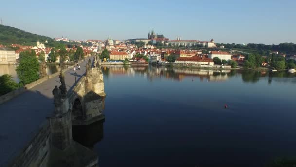Εναέρια Του Ποταμού Vltava Γέφυρα Του Καρόλου — Αρχείο Βίντεο