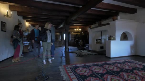 Bran Şatosu Nun Müzik Salonunu Ziyaret Ediyorum — Stok video