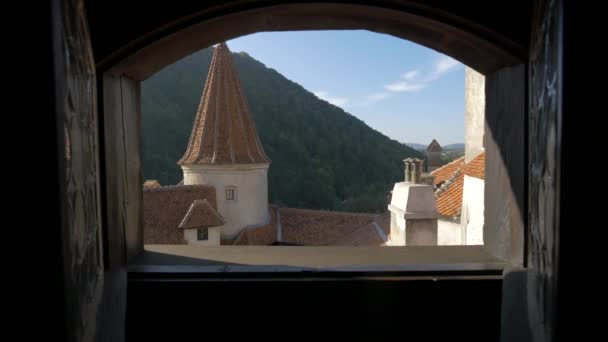 Blick Durch Ein Gewölbtes Fenster Der Burg Bran — Stockvideo