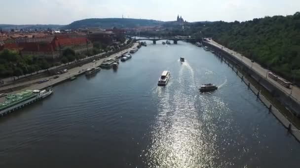 Vltava Nehri Nin Tekneleri Bir Köprüsü Olan Havası — Stok video