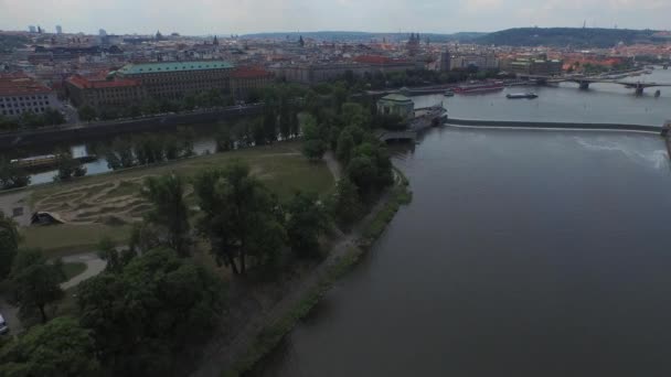 Bir Adası Olan Vltava Nehri Nin Havadan Görünüşü — Stok video