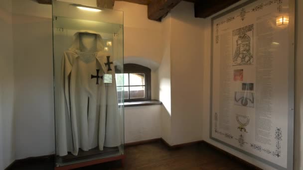 Одежда Тевтонского Рыцаря Выставлена Замке Бран — стоковое видео