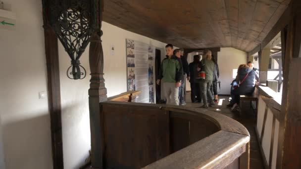 与游客在布兰城堡的巴尔科尼 — 图库视频影像