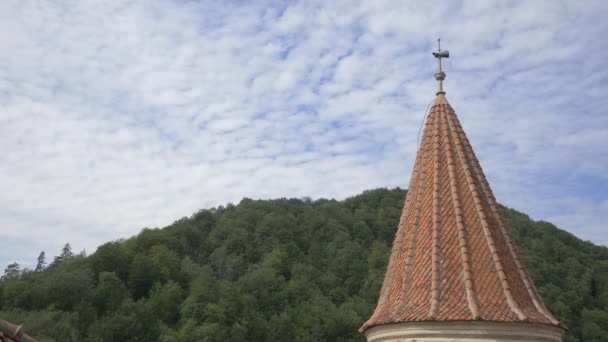 Kulatá Věž Kónickou Střechou Hradě Bran — Stock video