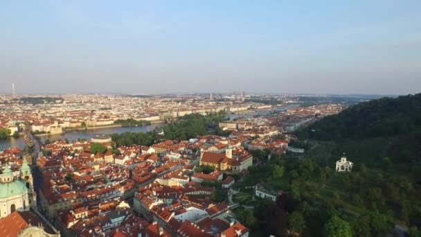 Luftaufnahme Von Gebäuden Der Nähe Der Moldau — Stockvideo